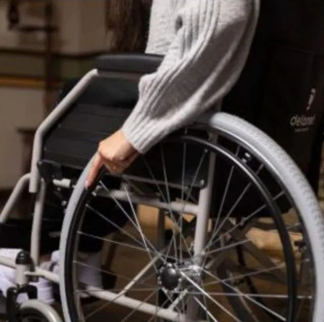 Cadeira de Rodas nova, na Caixa! para até 100kg peso! - Foto 2