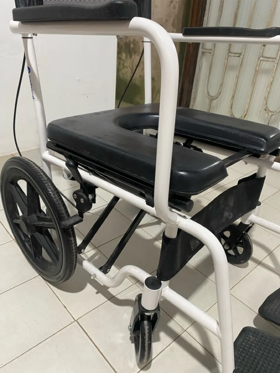 Cadeira de Rodas com Assento Sanitário