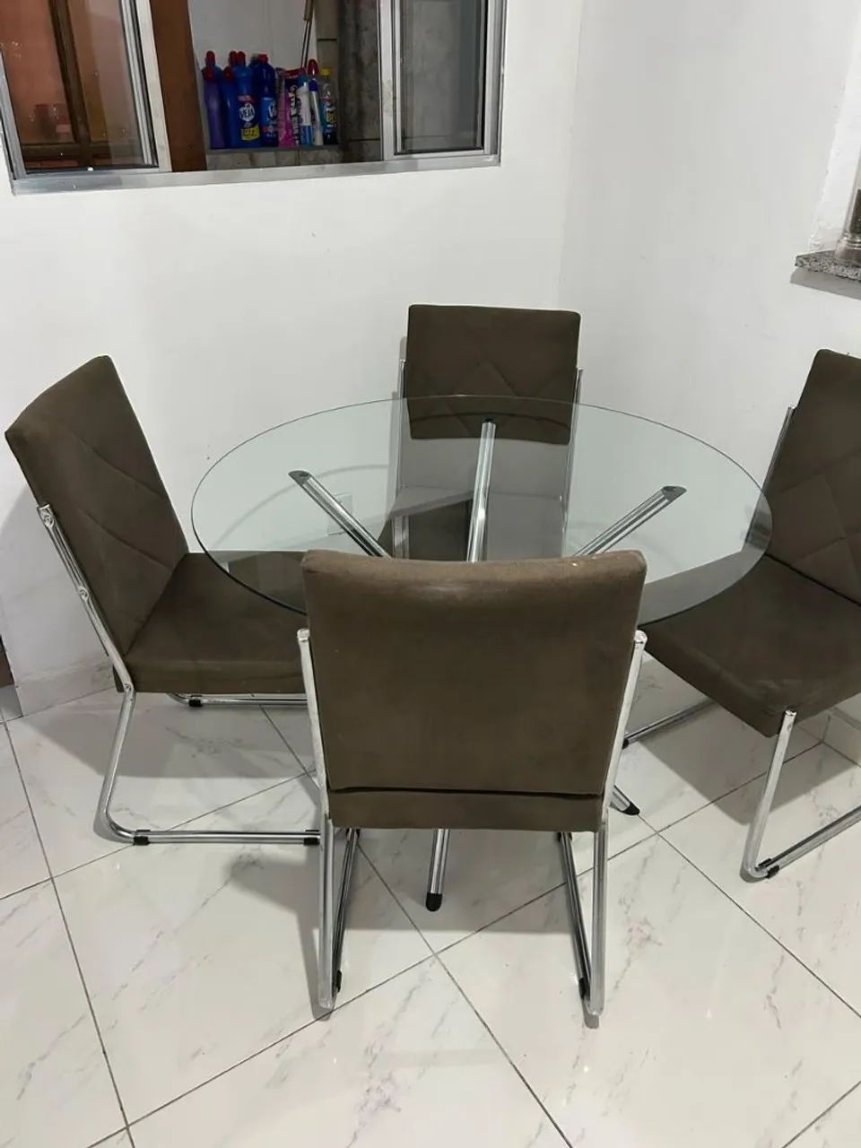 Mesa 4 cadeiras mais armario, e um sofá baú  - Foto 4