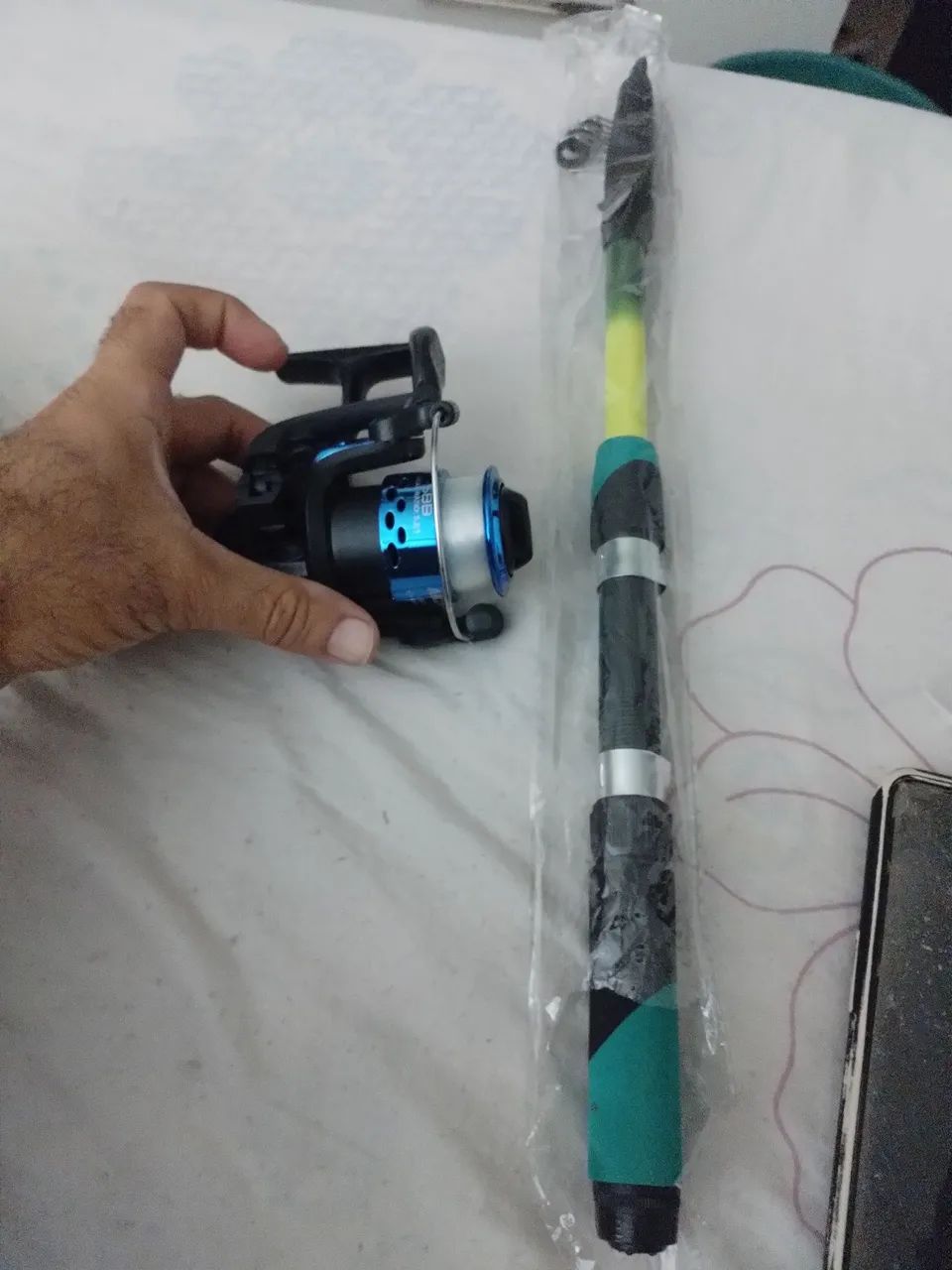 Kit vara de pesca retrátil com molinete e linha zap * - Foto 2