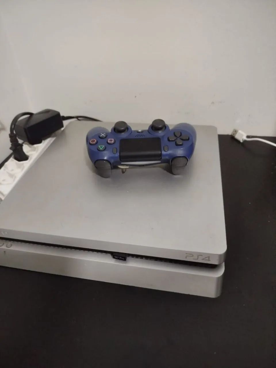Playstation 4 Slim edição especial prata (controle gratis/brinde)