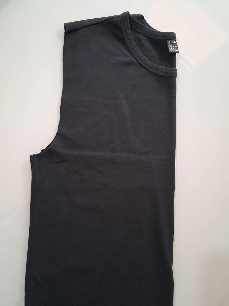 Camiseta (M)   preta s/ manga  Shein  - Foto 2
