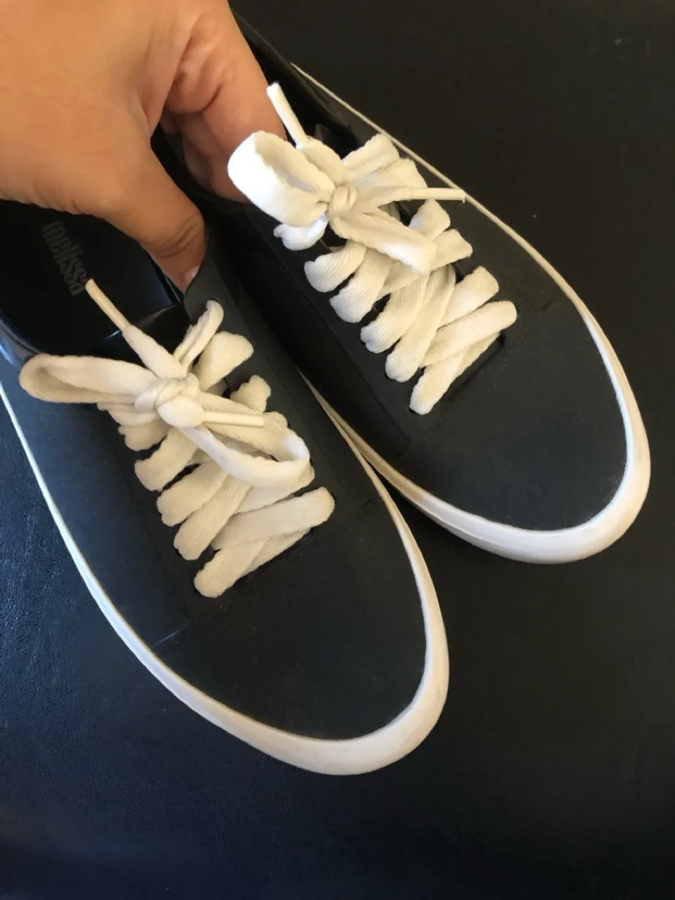 Tênis Melissa preto com cadarço branco