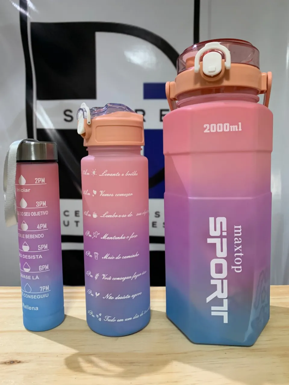 kit com 3 garrafas de plástico