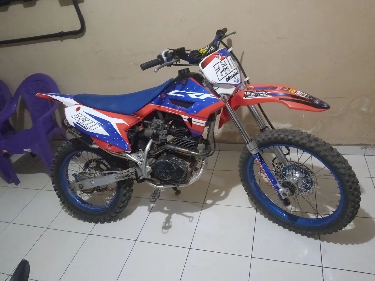 Moto de trilha xr200 com roupa de crf - Foto 3