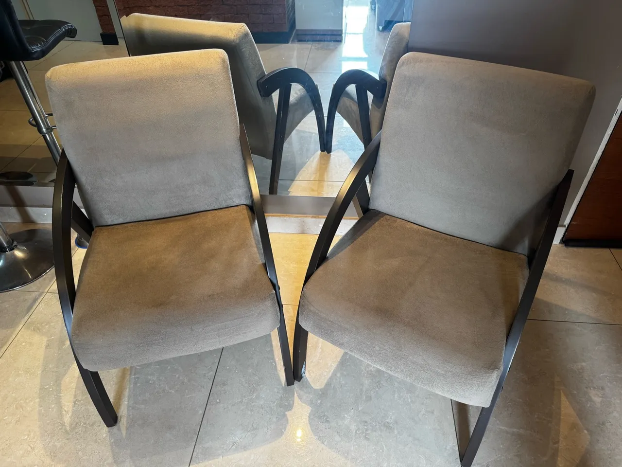 Poltronas Elegantes com Design Moderno