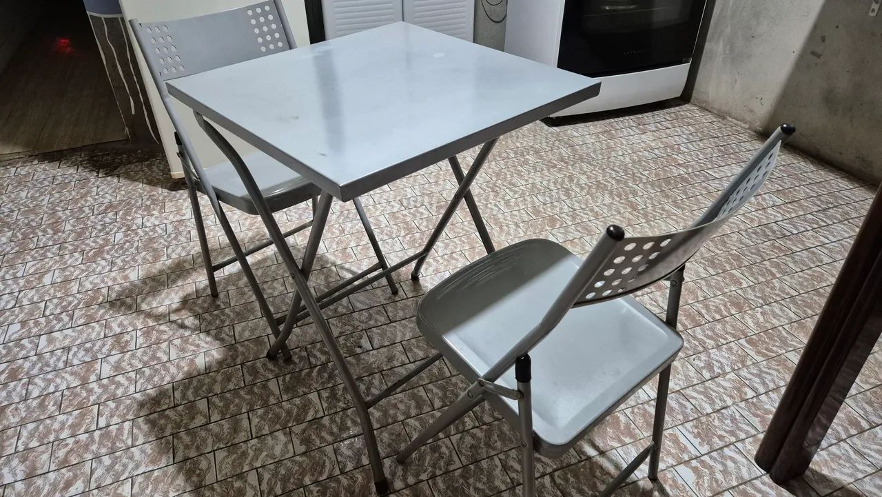 Conjunto Mesa e 4 cadeiras de metal dobráveis - Foto 2