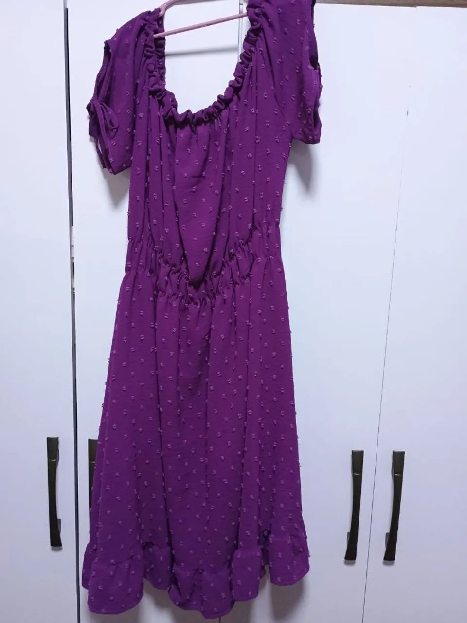 Vestido juvenil roxo com detalhes em bolinhas