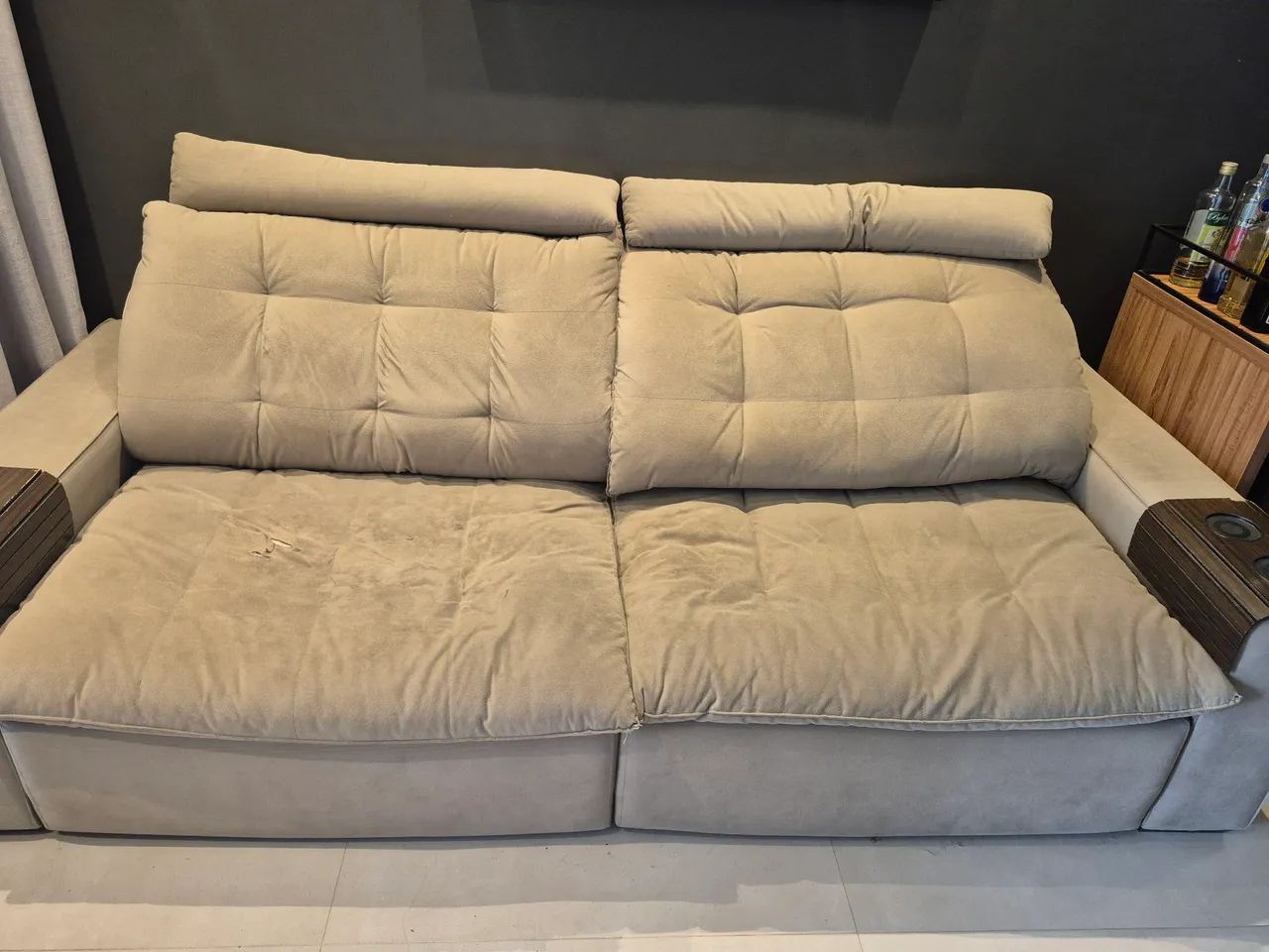 Sofá retrátil na cor cinza - Foto 2