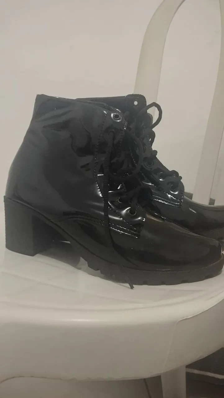 Bota coturno verniz salto grosso
