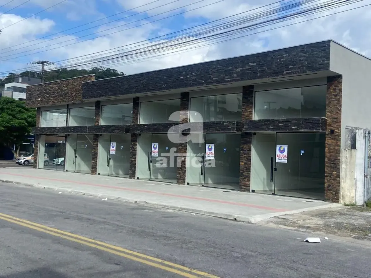 LOJA PARA LOCAÇÃO ANUAL EM GUARATUBA -SALA COMERCIAL, 38,00 M2 ÚTIL, 2 BANHEIROS E ESPAÇO