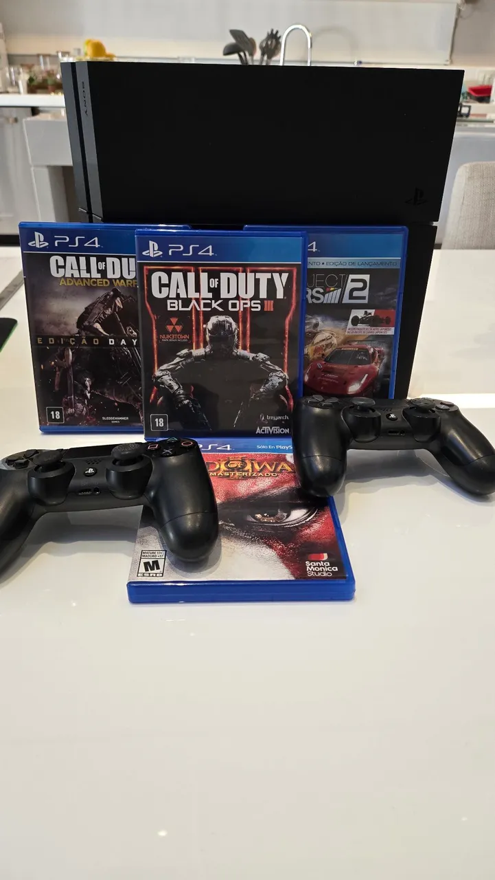 Playstation 4 (PS4) com Jogos e Controles