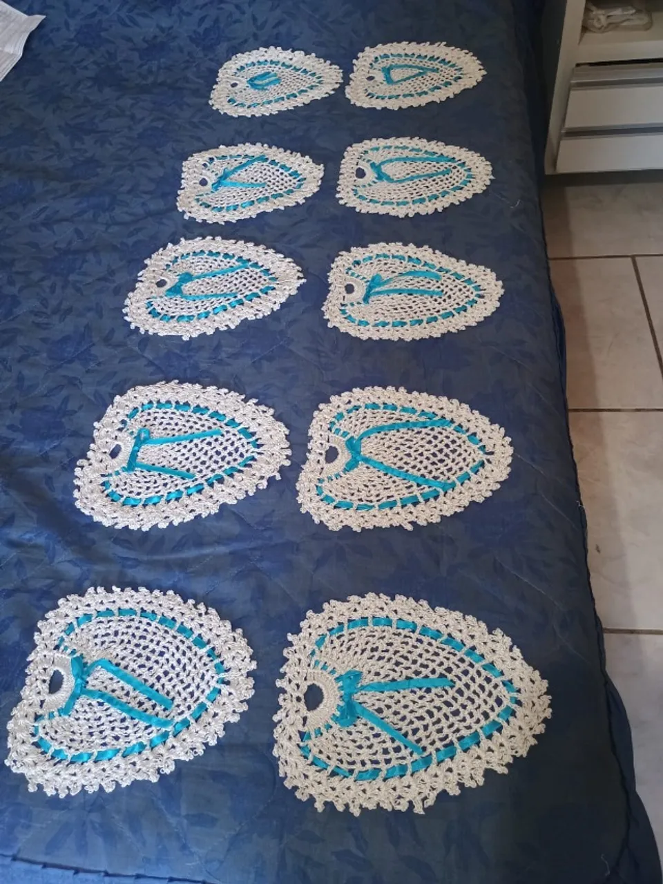 Kit toalhinhas em crochê branco com fita azul clara 10 peças
