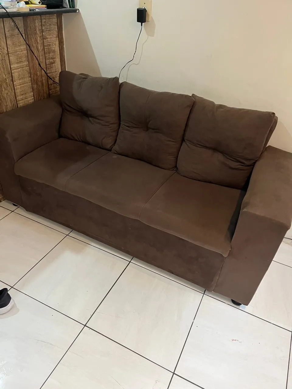 Sofá 3 lugares em tecido marrom