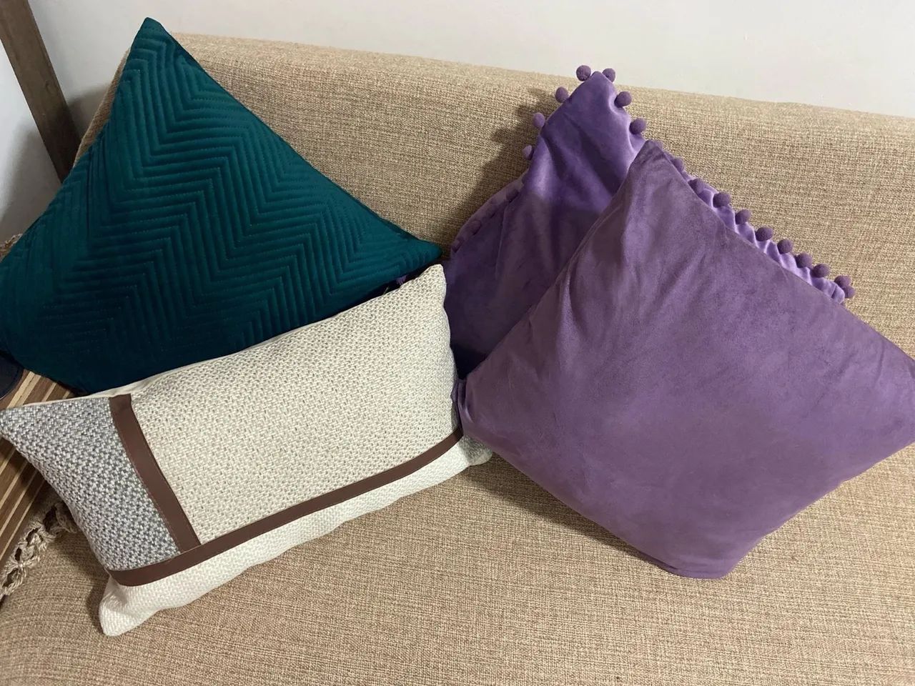 Almofadas : 4 unidades : 2 verde, 1 lilás, 1 bege com marrom  - Foto 4