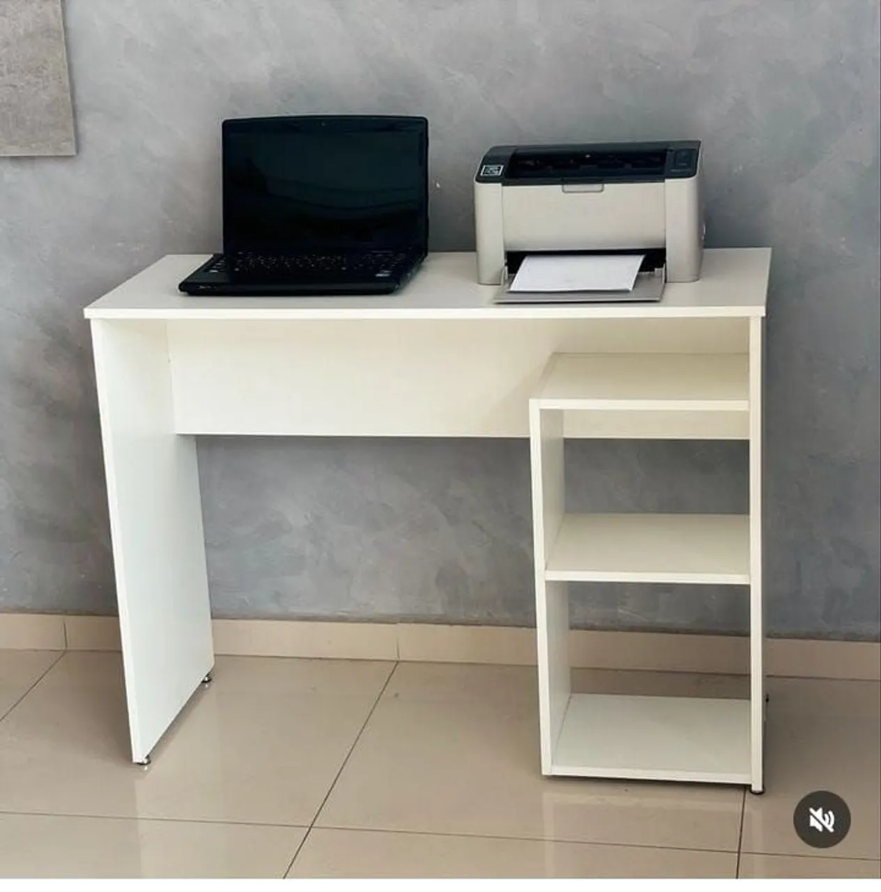 Mesa de Escritório Branca com Prateleira