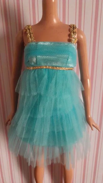 Lote de roupas da Barbie.