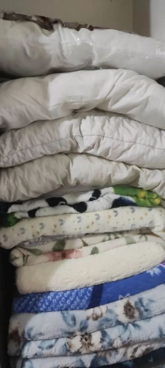 Travesseiros e mantas novas 