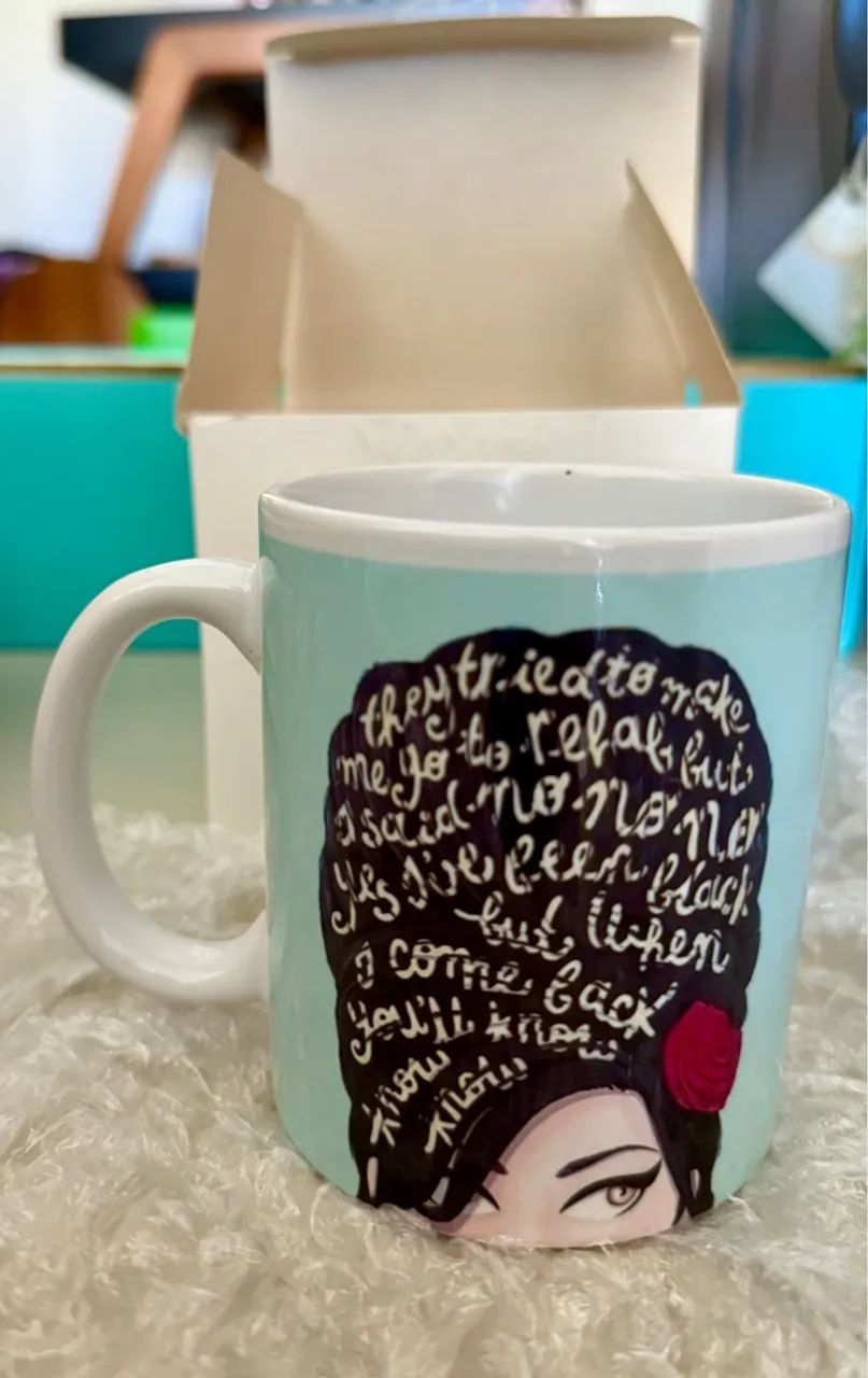 Caneca de cerâmica branca Amy Winehouse- SEM USO  - Foto 3