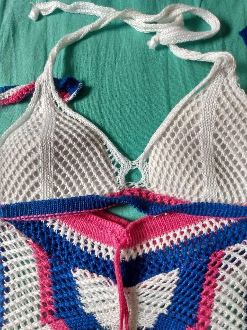 Conjunto de Crochê Branco com Detalhes Coloridos