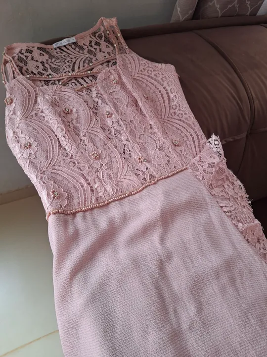 Vestido de renda rosa para ocasiões especiais