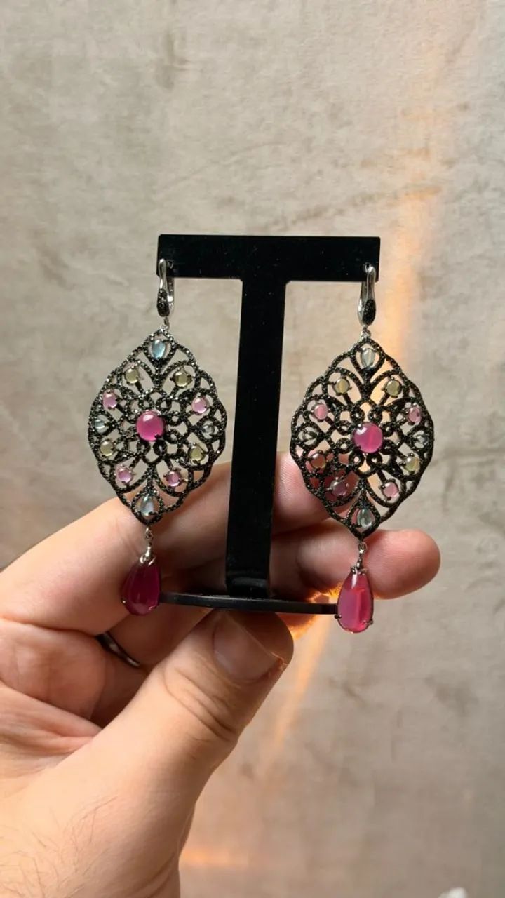 Brincos em Prata 925 com Turmalinas Cabochon e Pedrinhas Pretas - 7,8 cm