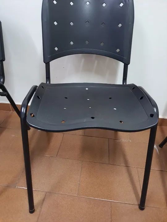 Kit com 4 Cadeiras Iso Fixa Plástica Empilhável Preto - Foto 2