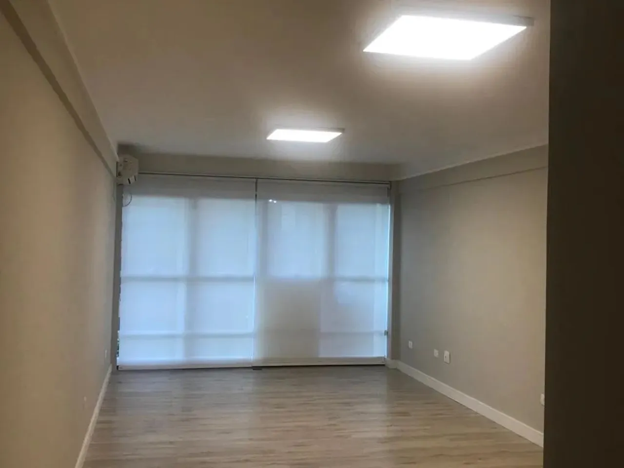 Centro Cívico, sala comercia excelente, moderna, com 42 m2, próximo ao Fórum Civil.