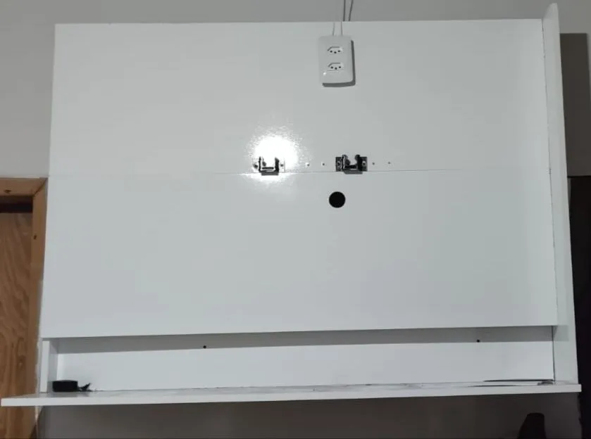 Painel Branco com Prateleira e Tomada