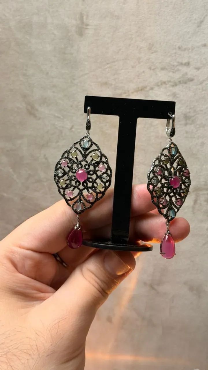 Brincos em Prata 925 com Turmalinas Cabochon e Pedrinhas Pretas - 7,8 cm - Foto 3