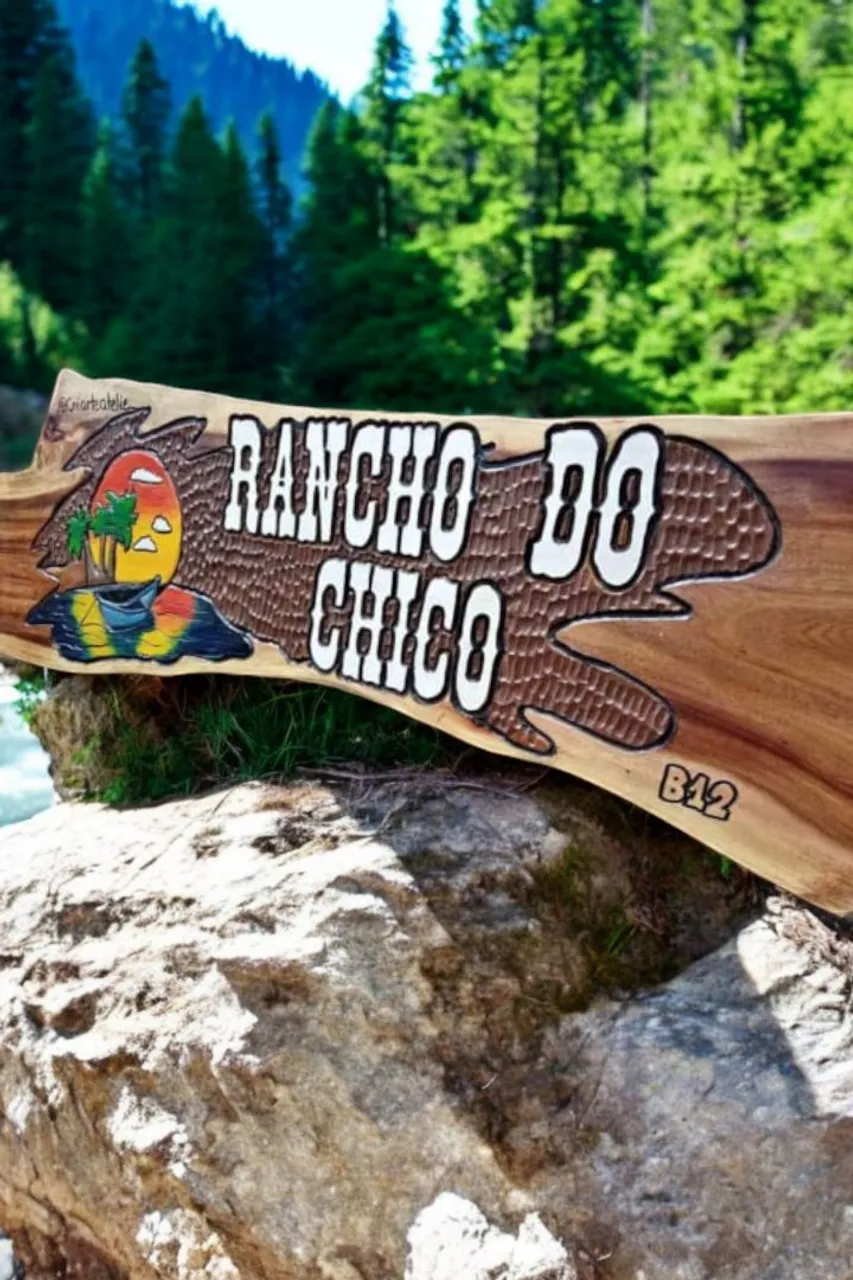 Placa entalhada em madeira