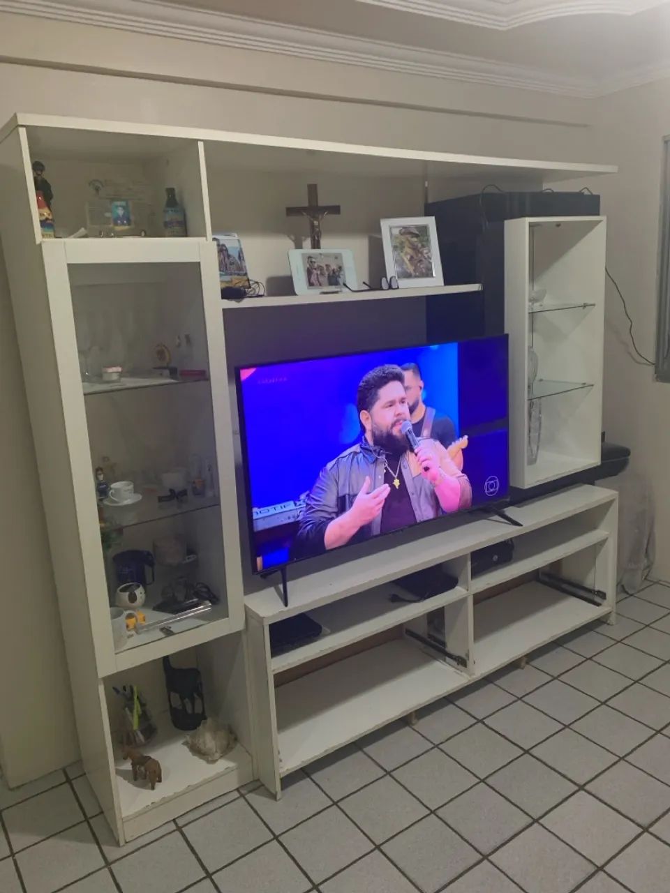 Rack com painel branco e design moderno64169945422338120