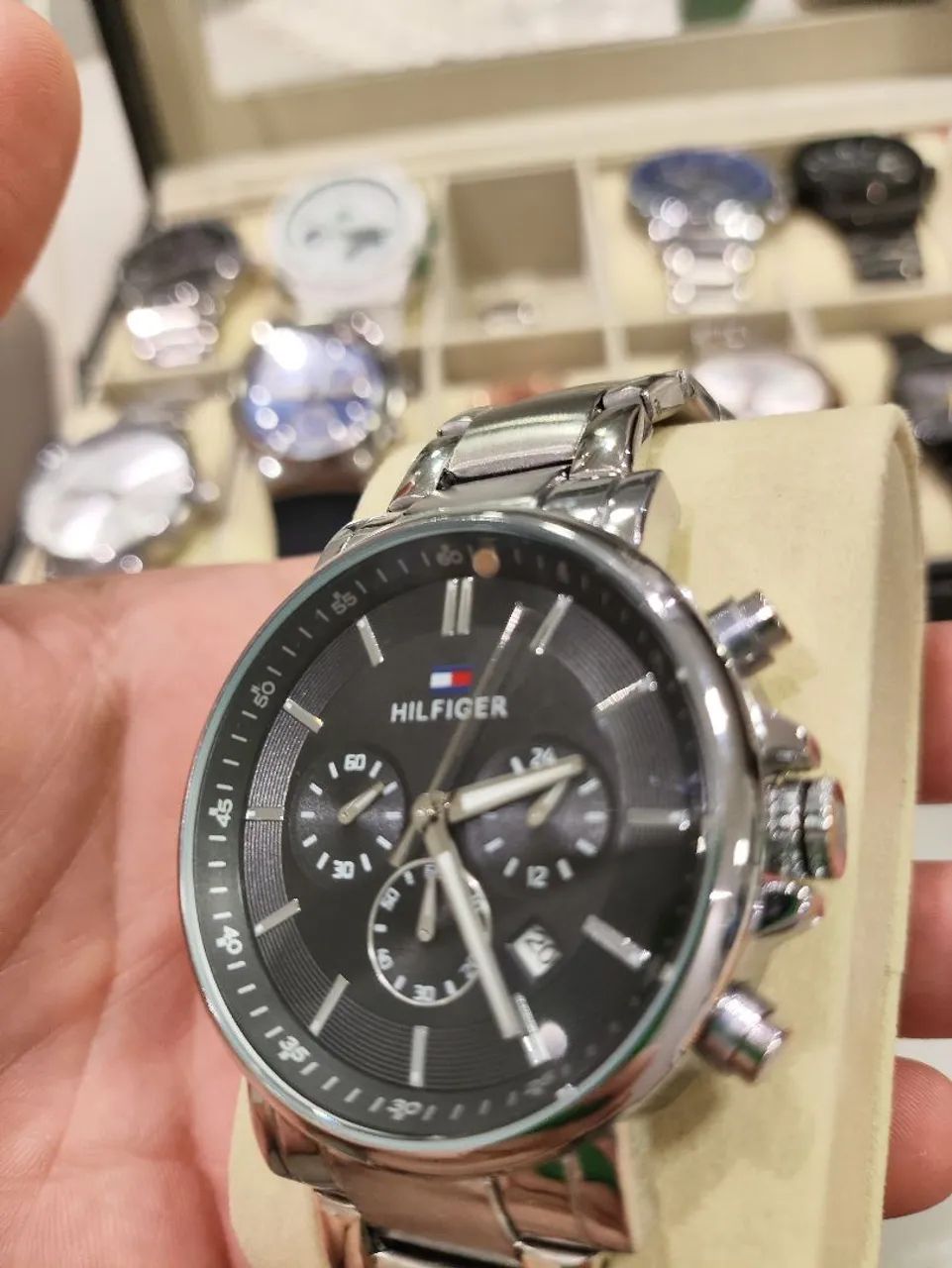 Relógio Tommy Hilfiger Prata e Preto - Foto 4