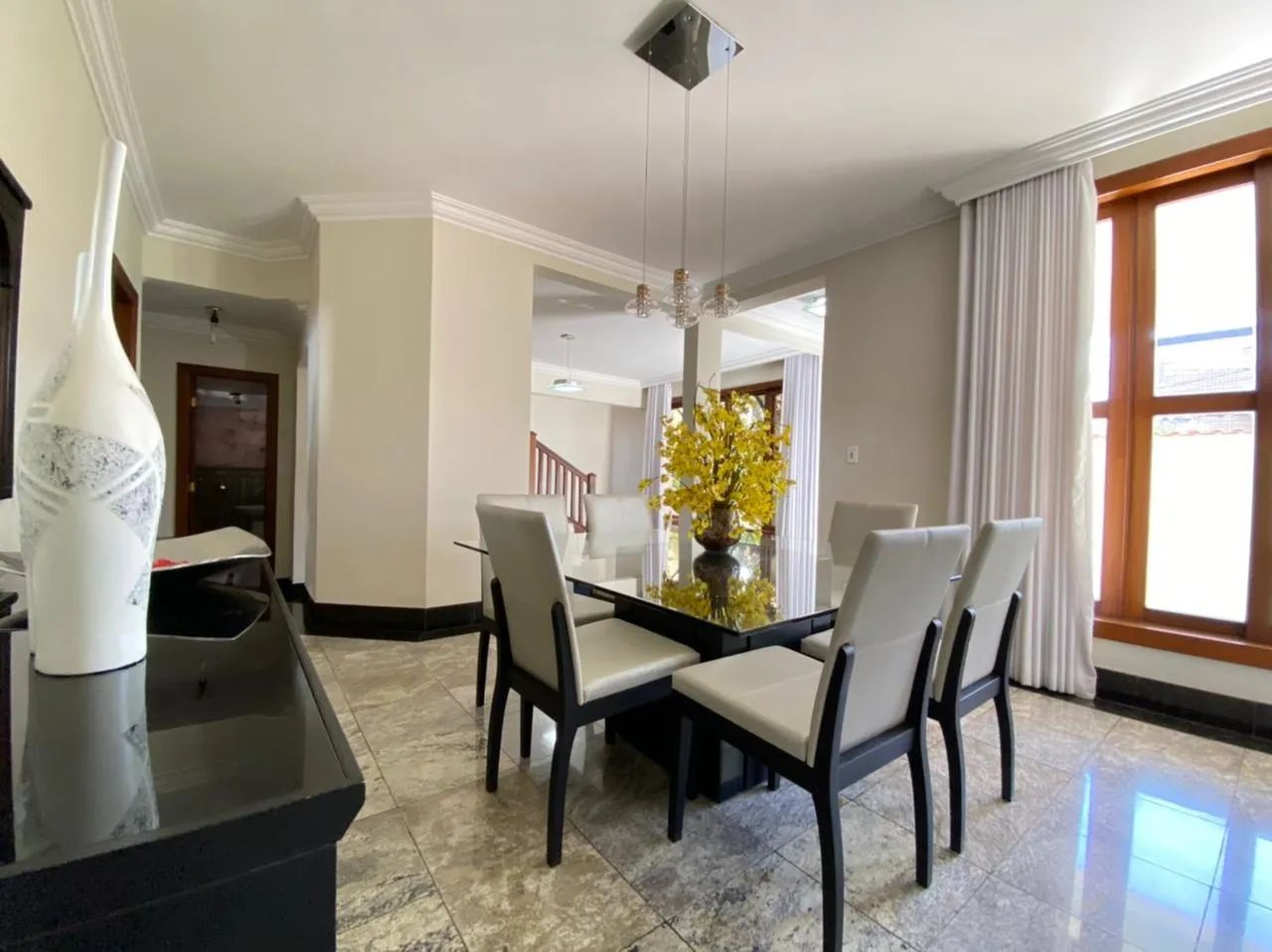 Belíssima casa de esquina com 04 quartos em lote inteiro no bairro Dona Clara. - Foto 4