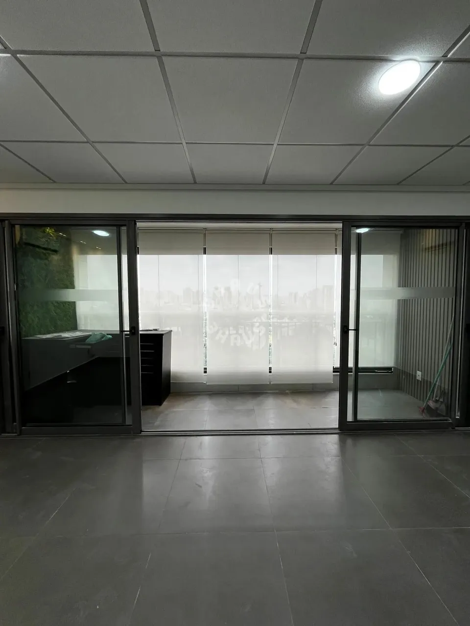 Sala comercial de 46m² no Tatuapé, com varanda e 1 vaga de garagem no prédio mais alto de 