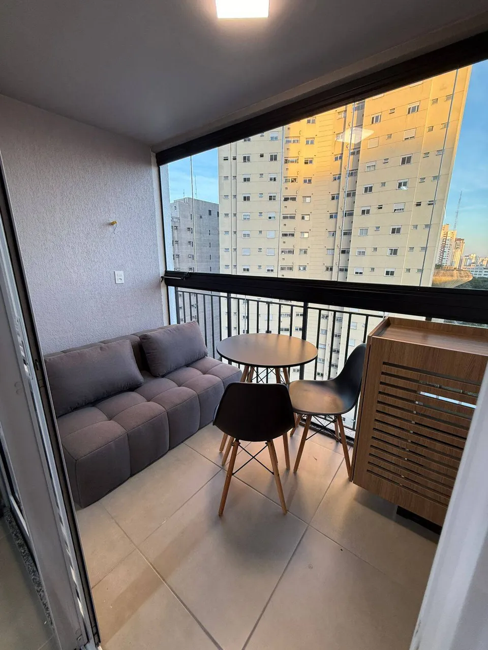 LINDO STUDIO MOBILIADO COM 28 M²/VARANDA PARA ALUGAR NA VILA MARIANA