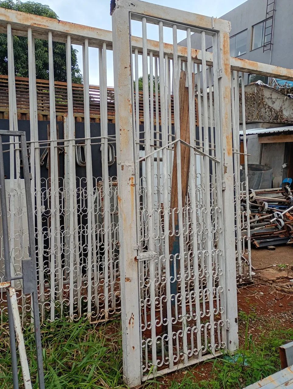 Portão de correr, mais portão de pedestre + grades , era de  lote 10 metros de frente.