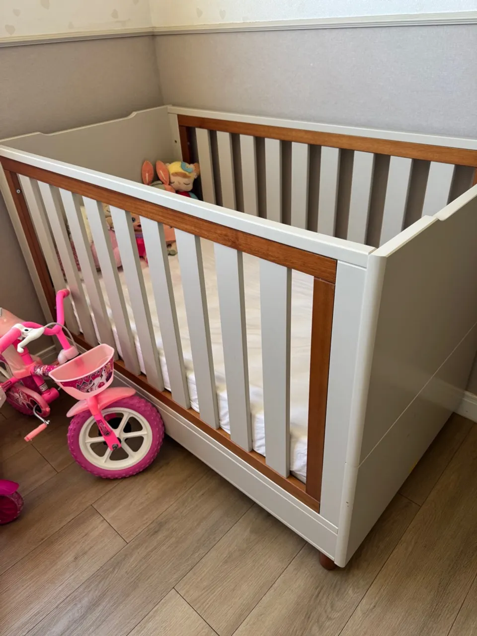Berço Infantil com Detalhes em Madeira