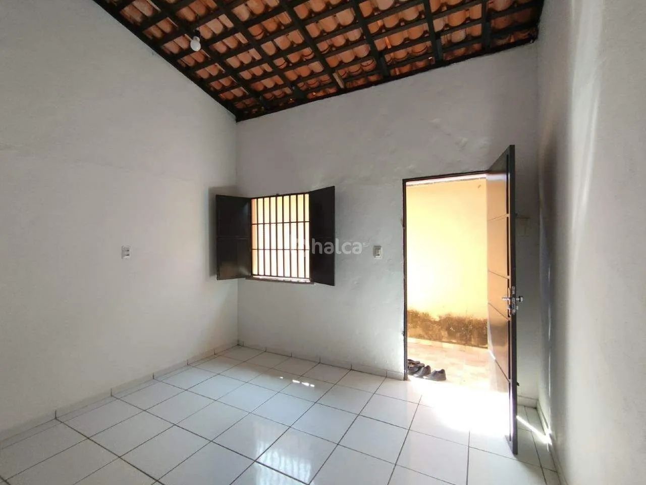 Casa para alugar em Condomínio fechado com cerca elétrica, concertina e portão grande de f - Foto 2