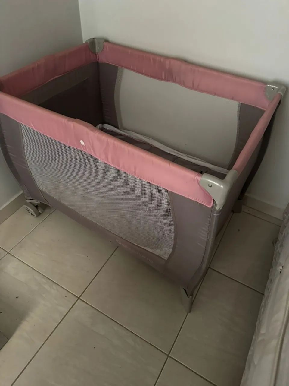 Berço portátil rosa