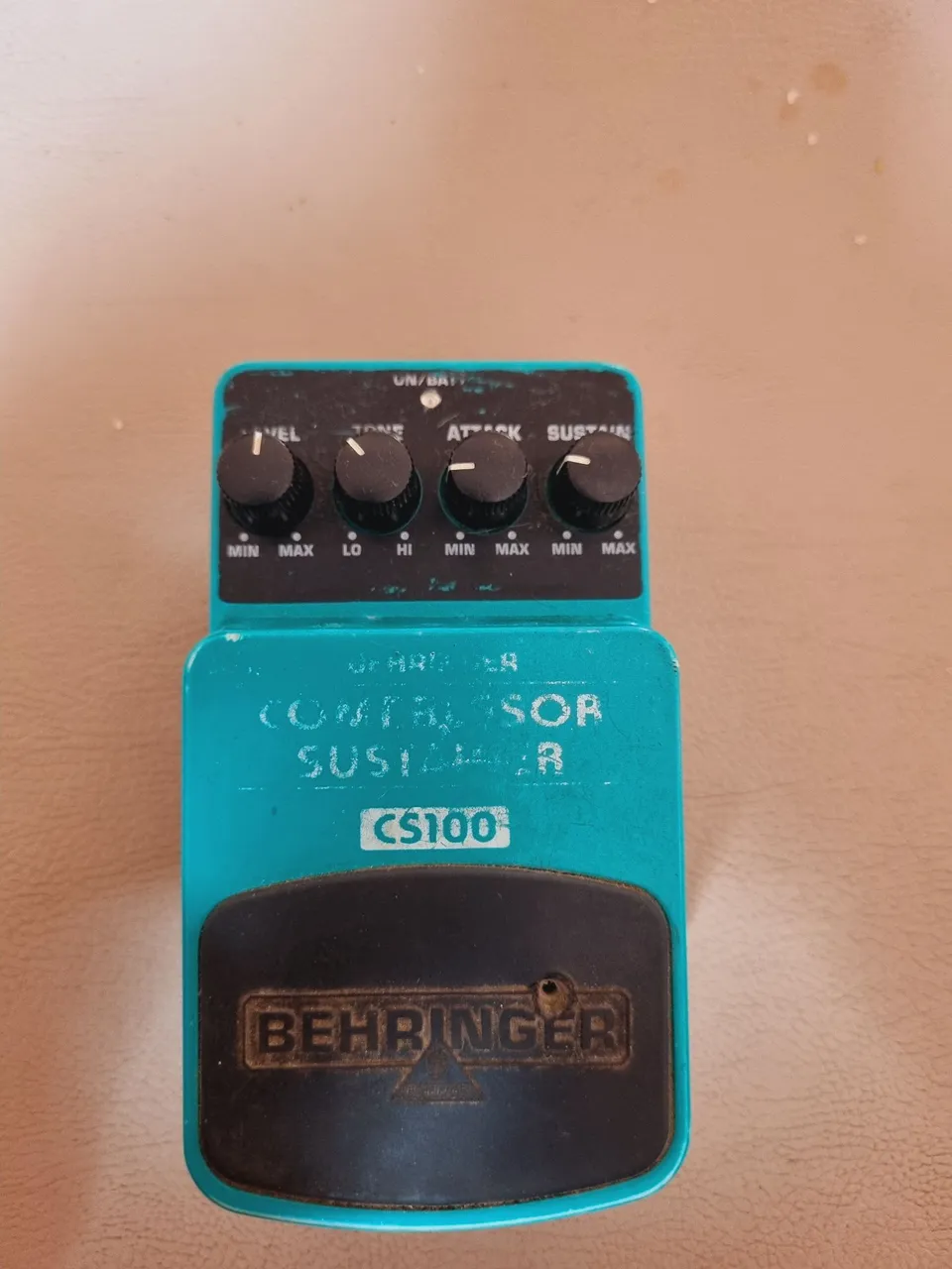 Compressor e Sustainer Behringer CS100