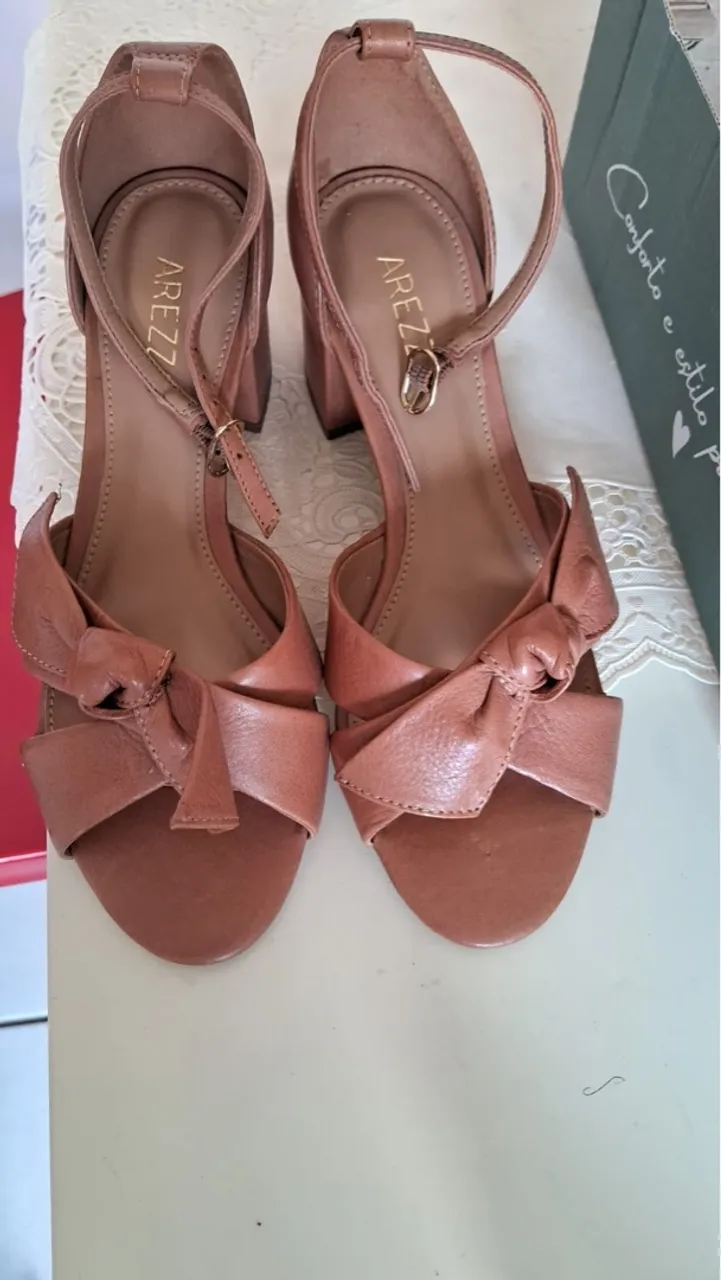 Sandália Arezzo Couro/Marrom com Laço - Elegância nos seus pés