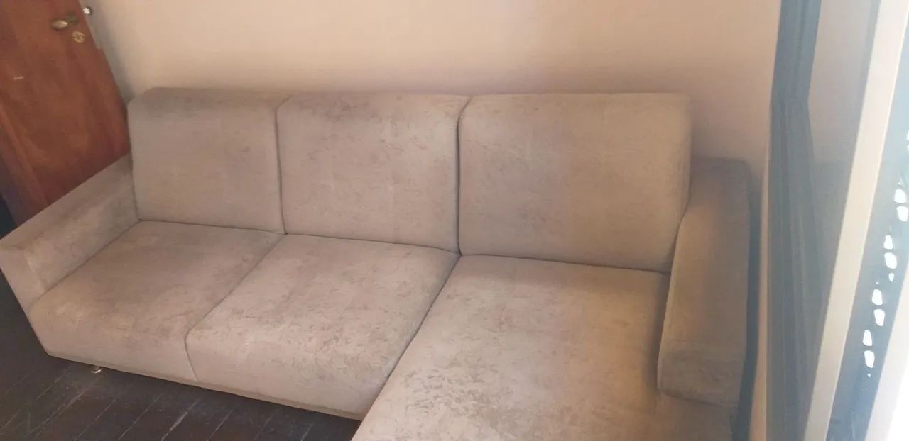 Sofá com chaise esquerdo Luciana Móveis em bom estado 