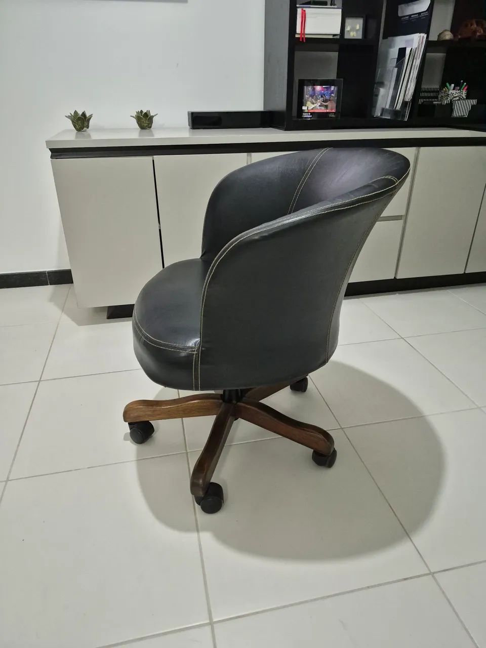 POLTRONA GIRATORIA EM COURO - Foto 4