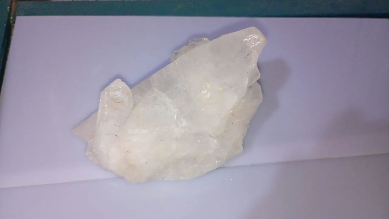 Vendo uma pedra de cristal branca transparente 