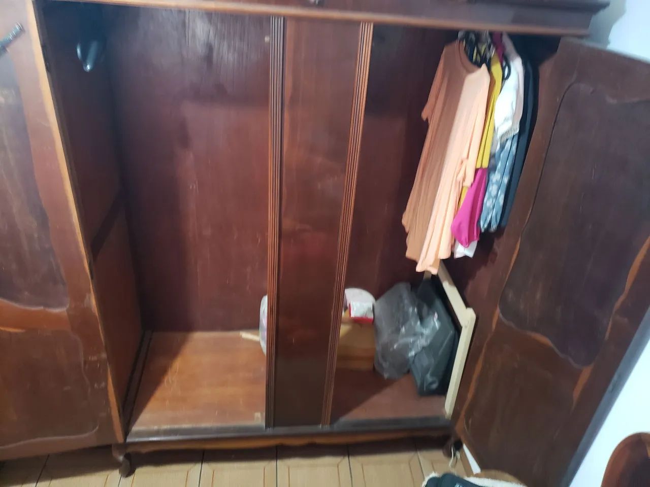 Guarda-roupa clássico em madeira maciça - lindo e resistente!  - Foto 3