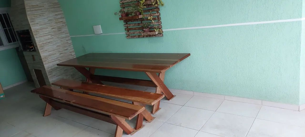 mesa de madeireira maciça com 2 bancos 