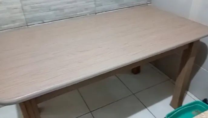 Mesa de jantar retangular seis lugares. R$300,00.