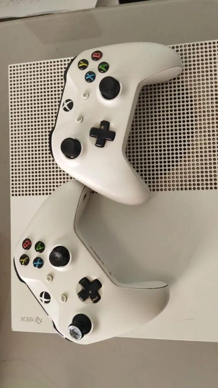 Vendo XBox One S 1TB + 2 controles - Foto 2