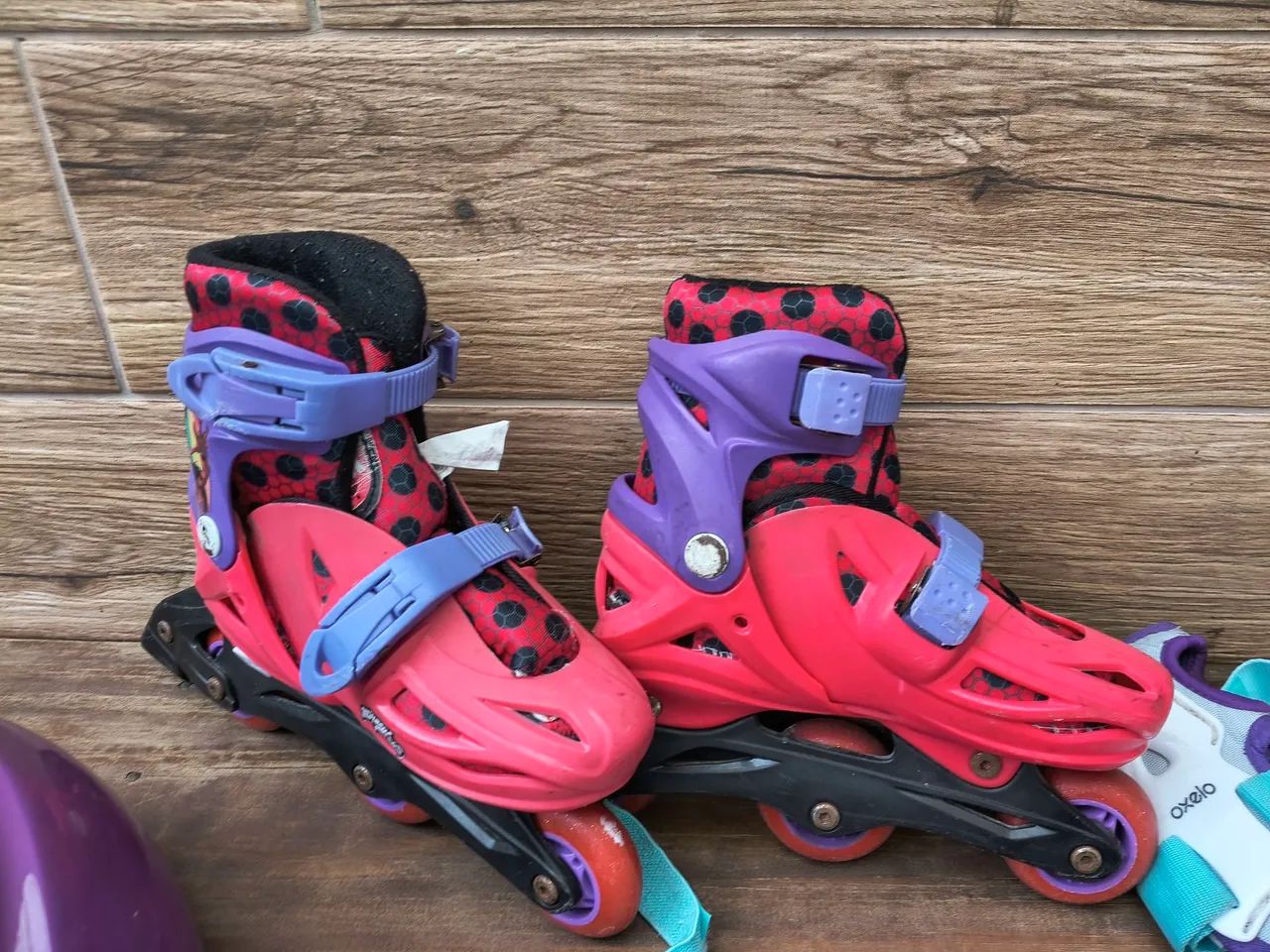 Roller infantil Ladybug 31 a 34 ajustável, capacete e kit proteção  - Foto 2